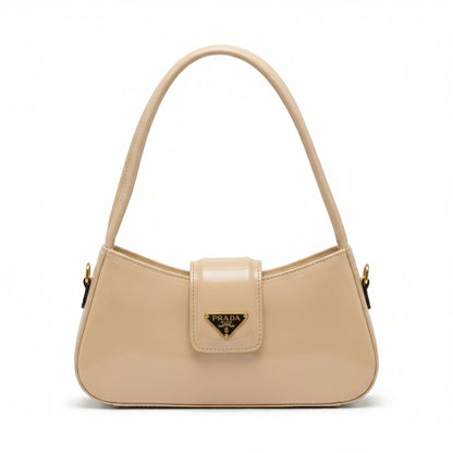 Jet — A curved shoulder bag with a smooth finish and small metal detail.
