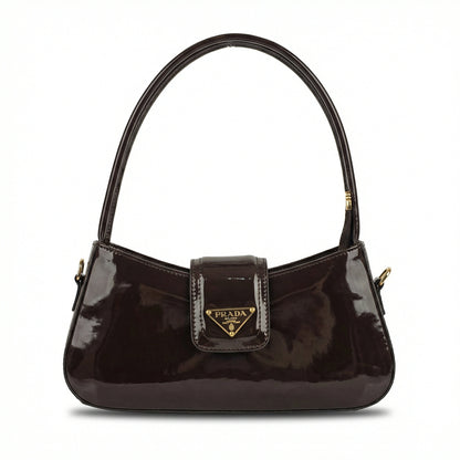 Jet — A curved shoulder bag with a smooth finish and small metal detail.