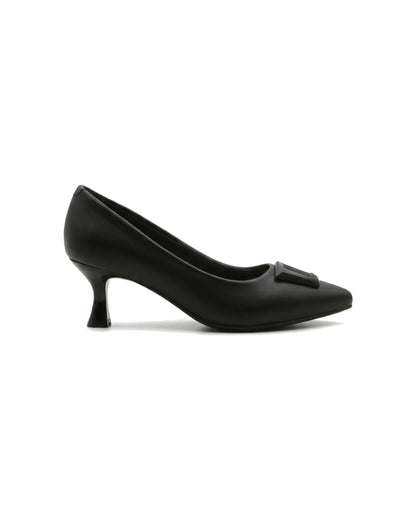 حذاء كوليت من TKN باللون أسود بمقدمة مدببة وإبزيم مربع وكعب منحوت — منظر جانبي.
