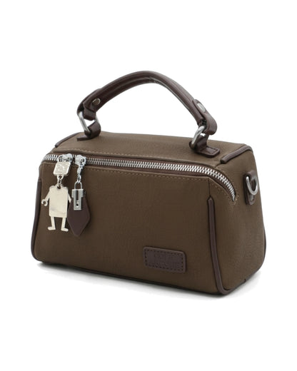 ترينكت من TKN — بني — جسم مقوس بمظهر مدمج — زاوية أمامية مائلة.